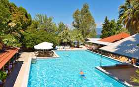 Der Pool (ca. 22 x 14 m) lädt zum Schwimmen ein.